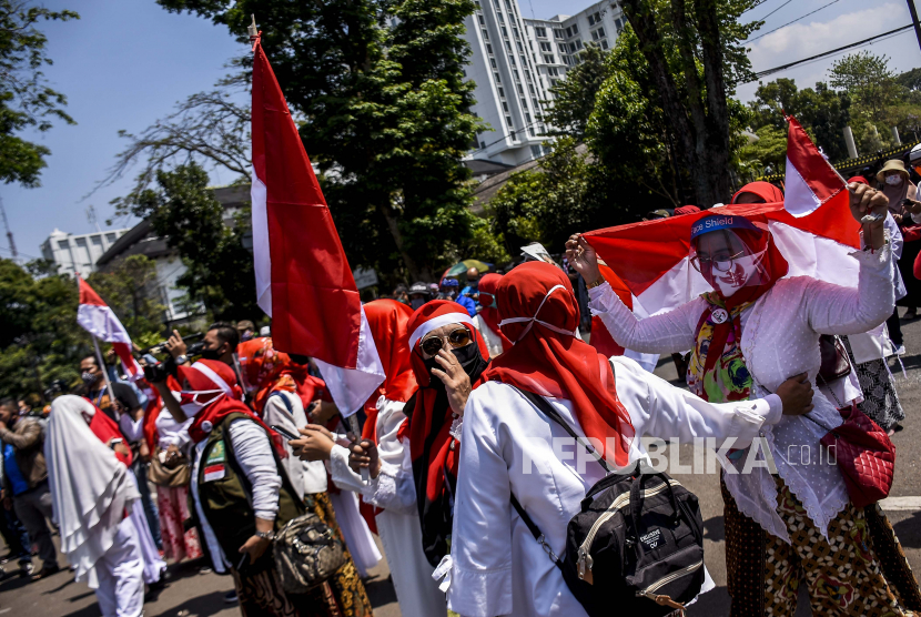 Massa dari berbagai organisasi masyarakat yang tergabung dalam Koalisi Aksi Menyelamatkan Indonesia (KAMI) menggelar aksi dan deklarasi di depan Gedung Sate, Kota Bandung, Senin (7/9). Koalisi Aksi Menyelamatkan Indonesia (KAMI) menggelar deklarasi di sebuah rumah di Kota Bandung dan di depan Gedung Sate setelah sempat mendapat kecaman dan penolakan dari berbagai pihak. Foto: Abdan Syakura/Republika