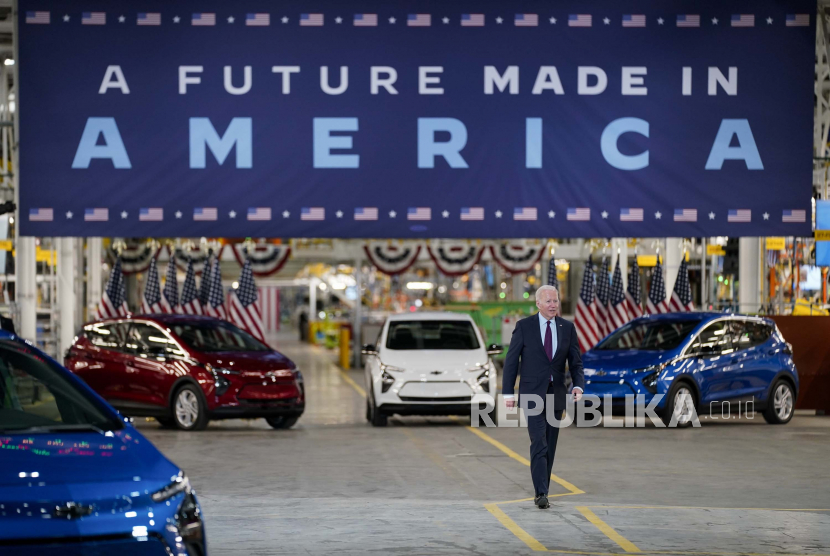  Presiden Joe Biden tiba untuk berbicara selama kunjungan ke pabrik perakitan kendaraan listrik General Motors Factory ZERO, Rabu, 17 November 2021, di Detroit.