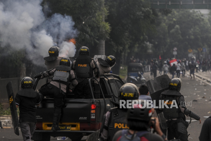 DPP GMNI mengecam tindakan represif aparat pendemo UU Cipta Kerja cAnggota kepolisian saat memukul mundur massa aksi di Jakarta, Kamis (8/10).  