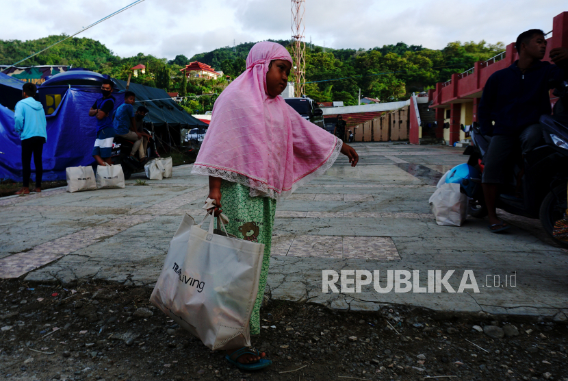 Pengungsi korban gempa sulbar sedang mengambil pembagian sembako (ilustrasi)