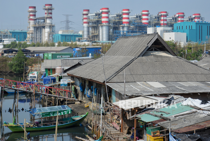 Lanskap pemukiman nelayan dengan latar belakang pembangkit listrik berbahan bakar batu bara (ilustrasi).