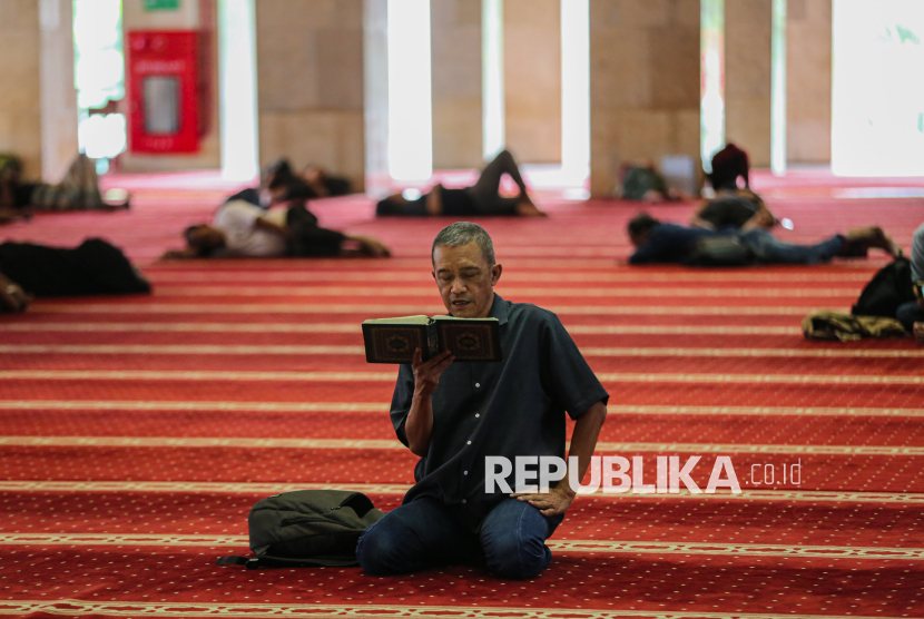 Jamaah membaca Al-Quran di Masjid Istiqlal, Jakarta, Selasa (24/2/2026). Sejumlah umat muslim, memanfaatkan momentum Ramadhan untuk memperbanyak amal ibadah dengan membaca Al-Quran dan berdzikir di masjid sebagai upaya memperbaiki diri pada bulan suci.