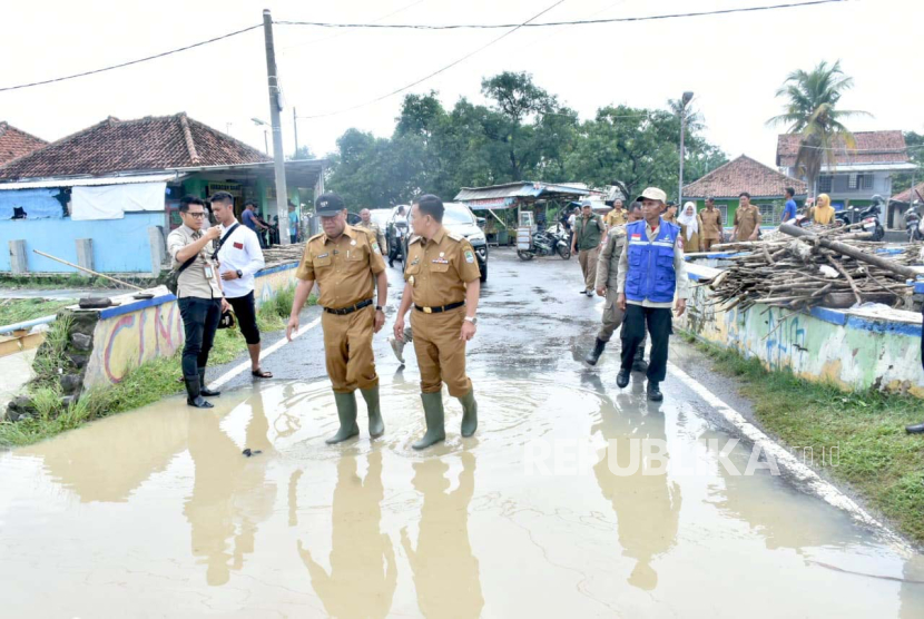 Pj Bupati Majalengka, Dedi Supandi, meninjau lokasi banjir di Kecamatan Kertajati, Kabupaten Majalengka, Senin (12/2/2024). Banjir akibat jebolnya tanggul sungai Cipelang itu merendam tiga desa di kecamatan tersebut.  