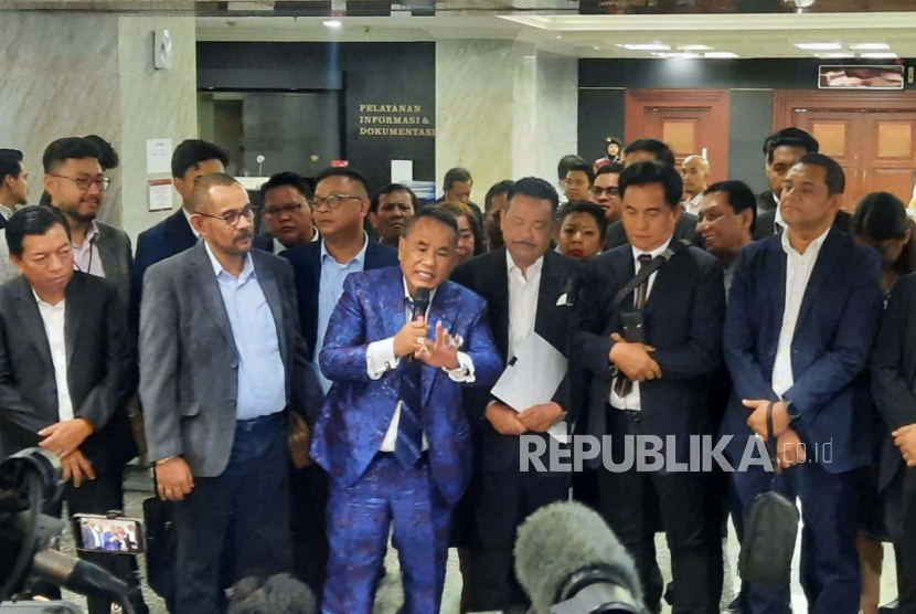 Hotman Paris Hutapea, Otto Hasibuan, Yusril Ihza Mahendra, Fahri Bachmid dan sejumlah advokat lainnya yang tergabung dalam Tim Pembela Prabowo-Gibran usai menyerahkan dokumen kesimpulan atas sengketa Pilpres 2024 di Gedung MK, Jakarta Pusat, Selasa (16/4/2024). 