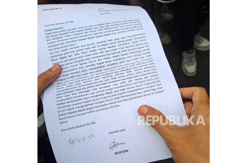 Ketua MUI Bidang Fatwa, KH. Asrorun Niam Sholeh menunjukkan isi surat teror tertanggal 2 Januari 2022 dari terduga pelaku aksi penembakan bernama Mustofa di Gedung MUI Pusat, Jakarta, Selasa (2/5/2023).