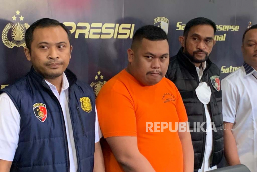 Jajaran Polres Metro Jakarta Barat menetapkan selebgram Akbar Pera Baharudin alias Ajudan Pribadi sebagai tersangka kasus penipuan dan penggelapan dua mobil mewah senilai Rp 1,3 miliar, Rabu (15/3). 