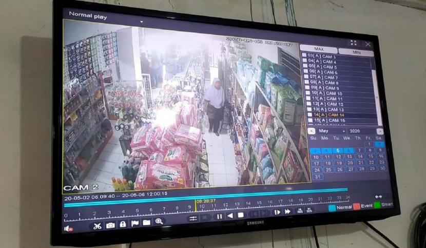 Terekam CCTV, Seorang Perempuan Mencuri di Minimarket 