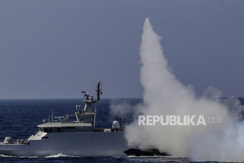 KRI Kujang-642 menembakan rudal C-705 ke target sasaran di perairan Natuna, Kepulauan Riau, Kamis (8/4/2021). TNI Angkatan Laut (AL) melaksanakan latihan operasi laut gabungan untuk menguji kesiapsiagaan peralatan tempur atau Alutsista di lapangan.