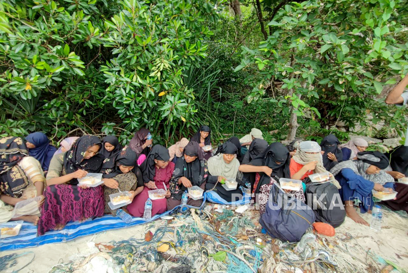  Foto selebaran yang dirilis oleh Angkatan Laut Kerajaan Thailand menunjukkan seorang tentara Thailand membantu pengungsi Rohingya setelah ditemukan di pulau Dong, dekat perbatasan Thailand-Malaysia di provinsi paling selatan Satun di Thailand, 04 Juni 2022 (dikeluarkan 05 Juni 2022).