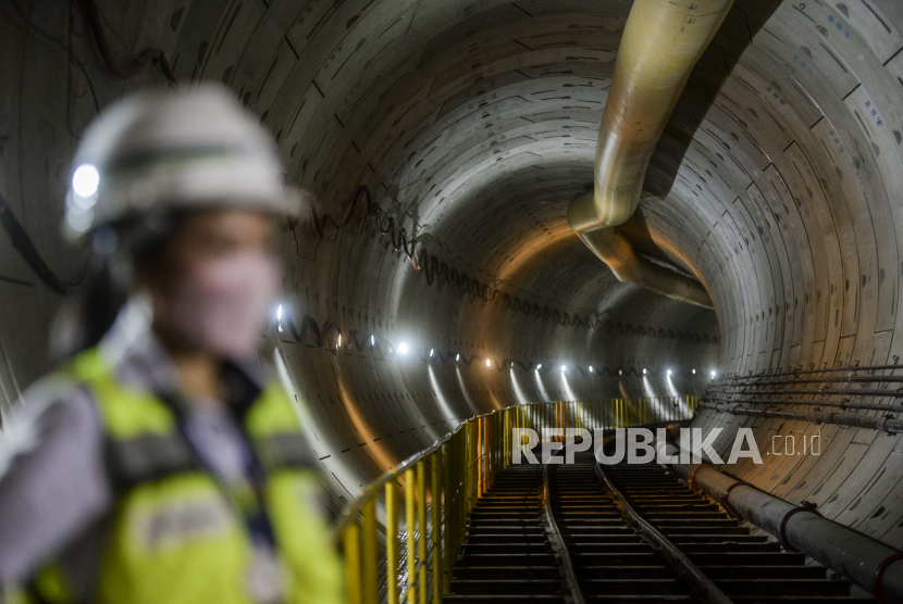 Pekerja saat beraktivitas di area tunnel MRT di kawasan Monas, Jakarta.