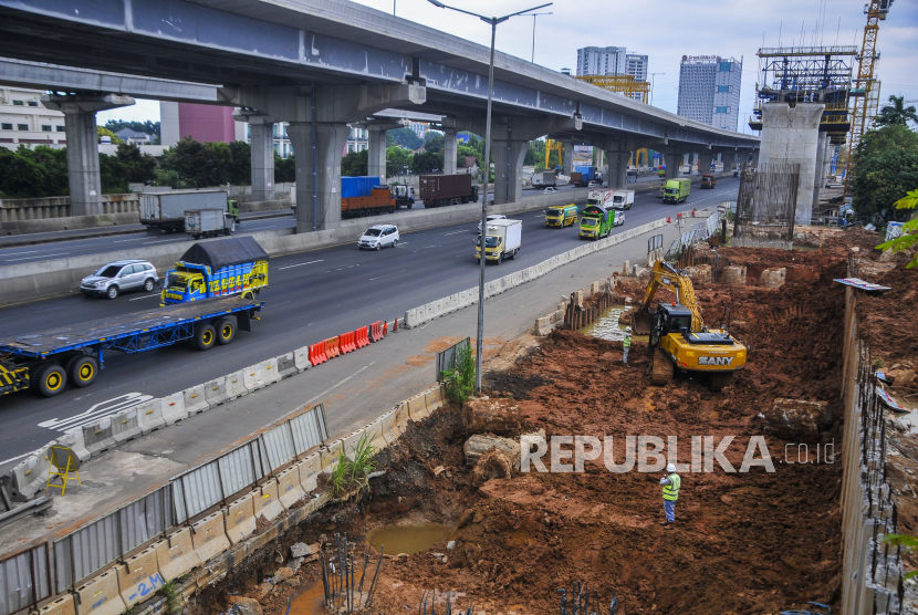 Sejumlah pekerja beraktivitas di lokasi proyek Kereta Cepat Jakarta-Bandung (ilustrasi). Pembangunan sekolah terdampak proyek kereta cepat oleh PT KCIC diapresiasi.