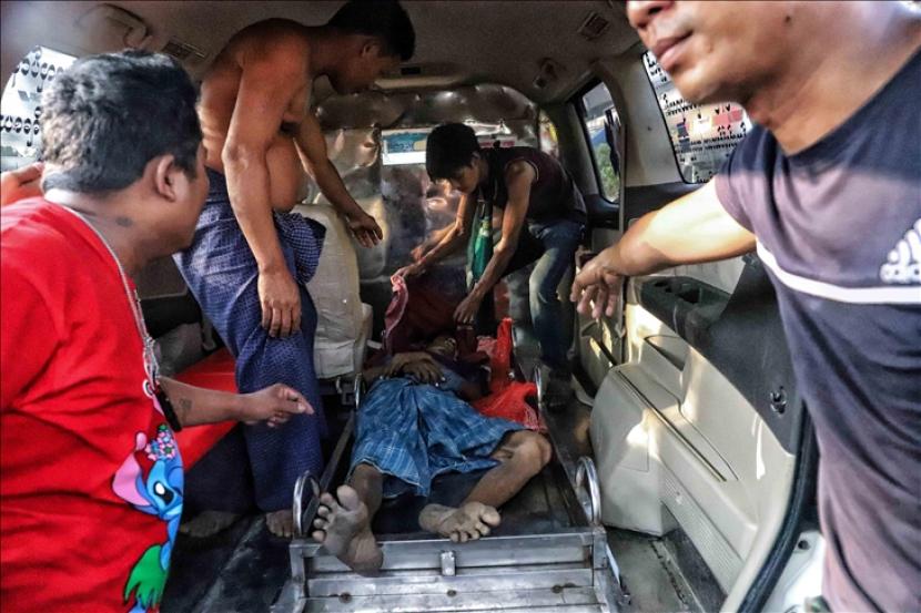 Kelompok masyarakat sipil pengawas tahanan politik di Myanmar menyampaikan warga Myanmar yang tewas telah mencapai 320 orang sejak kudeta militer 1 Februari lalu.