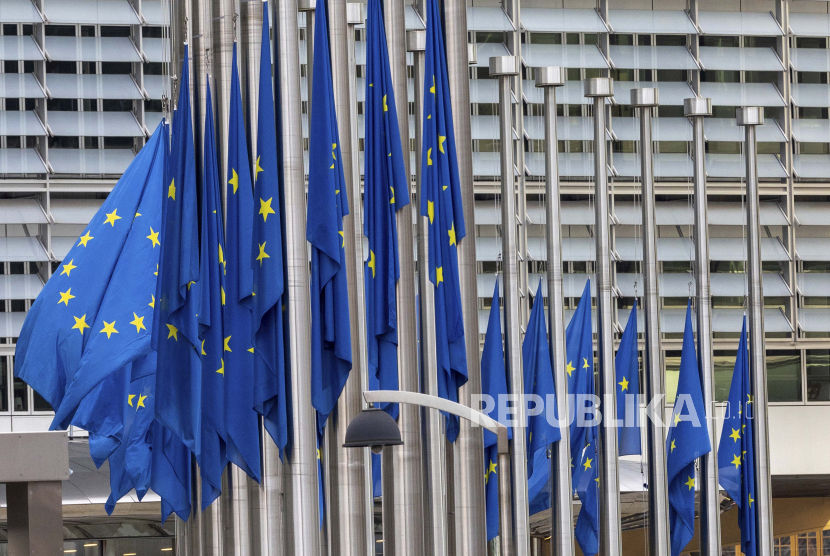Bendera Uni Eropa (ilustrasi). Parlemen Eropa pada Senin (13/2/2023) memulai sidang paripurna dengan mengheningkan cipta untuk menghormati para korban gempa bumi di Turki dan Suriah.