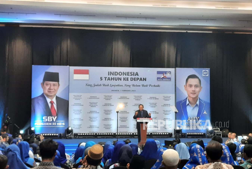 Presiden RI ke-6 sekaligus Ketua Majelis Tinggi Partai Demokrat Susilo Bambang Yudhoyono (SBY) saat menyampaikan pidato politiknya di Avenzel Hotel, Kota Bekasi, Jawa Barat, Rabu (7/2/2024).