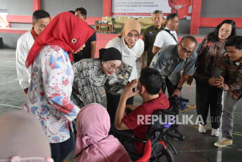 Penyerahan bantuan atensi dari Sentra Phalamartha Sukabumi Kementerian Sosial (Kemensos) RI bagi warga lanjut usia dan disabilitas di Kabupaten Cirebon, Sabtu (23/9/2023).
