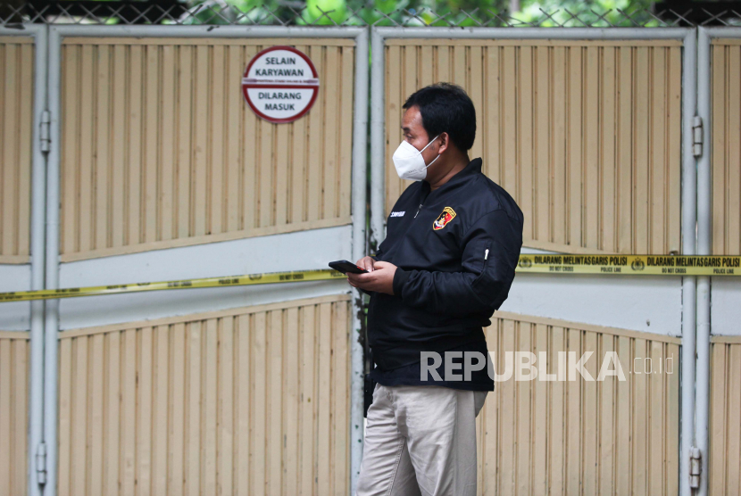 Polisi berdiri di depan salah satu pintu Kenjeran Water Park yang telah dipasang garis polisi, Surabaya, Jawa Timur, Ahad (8/5/2022).  Anggota Komisi D DPRD Surabaya mempertanyakan asuransi Kenjeran Park.