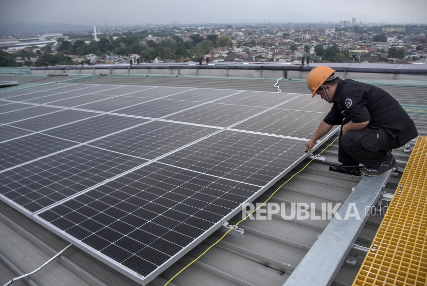 Petugas memeriksa panel surya di atap Trans Studio Mall Bandung, Bandung, Jawa Barat, Selasa (28/11/2023). Trans Studio Mall bersama Xurya memasang Pembangkit Listrik Tenaga Surya (PLTS) Atap yang dapat menghasilkan energi bersih sebanyak 1,5 juta kWh per tahun. Energi tersebut setara dengan penekanan emisi karbon sebesar 1,4 juta kilogram per tahun. PLTS Atap itu mampu memenuhi sekitar 11 persen kebutuhan listrik di mal tersebut.