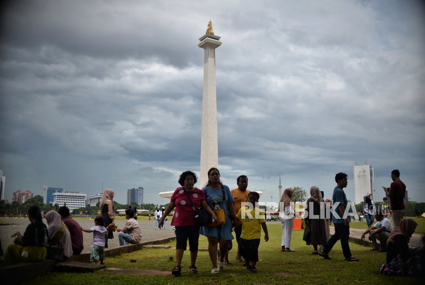 Warga mengunjungi kawasan wisata Monumen Nasional (Monas) di Jakarta.