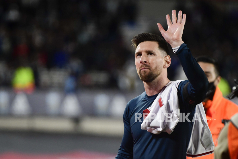 Pemain Argentina Lionel Messi melambai saat meninggalkan lapangan setelah pertandingan sepak bola kualifikasi Piala Dunia FIFA Qatar 2022 melawan Peru di Buenos Aires, Argentina, Kamis, 14 Oktober 2021. 