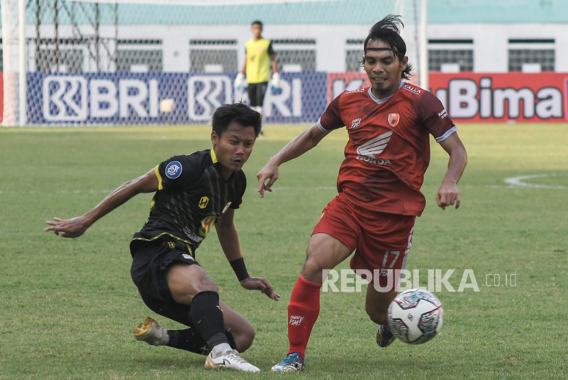 Pesepakbola PSM Makassar Rasyid B (kanan) berebut bola dengan pesepakbola PS Barito Putera  Rifqy (kiri) pada lanjutan Liga 1 di Stadion Wibawa Mukti, Kabupaten Bekasi, Jawa Barat, Senin (27/9/2021). Pertandingan berakhir dengan skor 2-0 untuk kemenangan PS Barito Putera. 