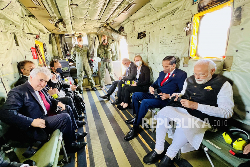 Presiden Joko Widodo (kedua kanan) dan Perdana Menteri India Narendra Modi (kanan) memakai sabuk pengaman saat berada di helikopter militer tipe Sikorsky CH53 untuk menghadiri Konferensi Tingkat Tinggi (KTT) G7 ke-48 di Munich, Jerman, Senin (27/6/2022). Presiden Jokowi terbang ke lokasi KTT di Schloss Elmau, Pegunungan Alpen Bavaria, Jerman dengan menggunakan helikopter militer tipe Sikorsky CH53 selama kurang lebih 30 menit penerbangan bersama Perdana Menteri India Narendra Modi. 
