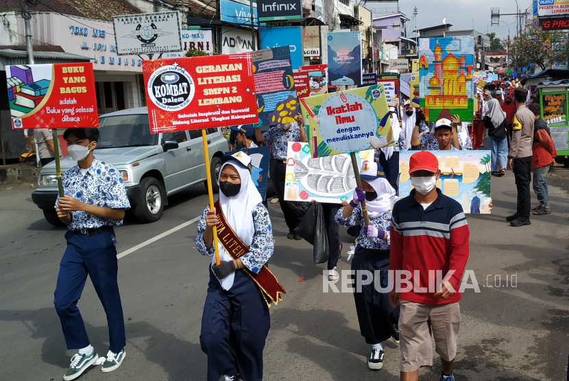 Para pelajar dan warga Lembang, mengikuti parade Lembang Carnival Days di kawasan Alun-alun Lembang, Kabupaten Bandung Barat, Selasa (16/8). Karnaval dalam rangka memeriahkan HUT ke-77 itu menampilkan parade kostum, seni budaya serta penampilan khas dari setiap sekolah.