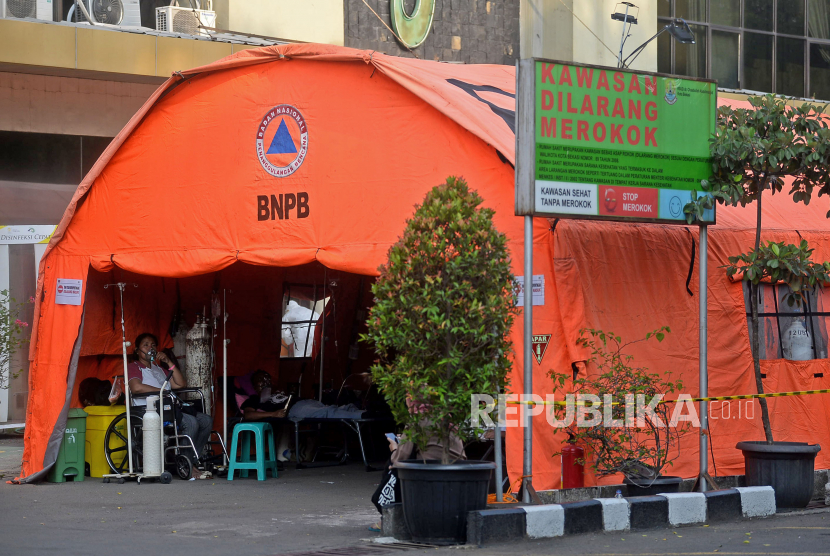 Tenda darurat di RSUD Chasbullah Abdulmajid, Kota Bekasi, Jawa Barat, Jumat (25/6). Kemenkes masih belum melunasi tunggakan klaim penanganan Covid-19 ke RSUD Kota Bekasi.
