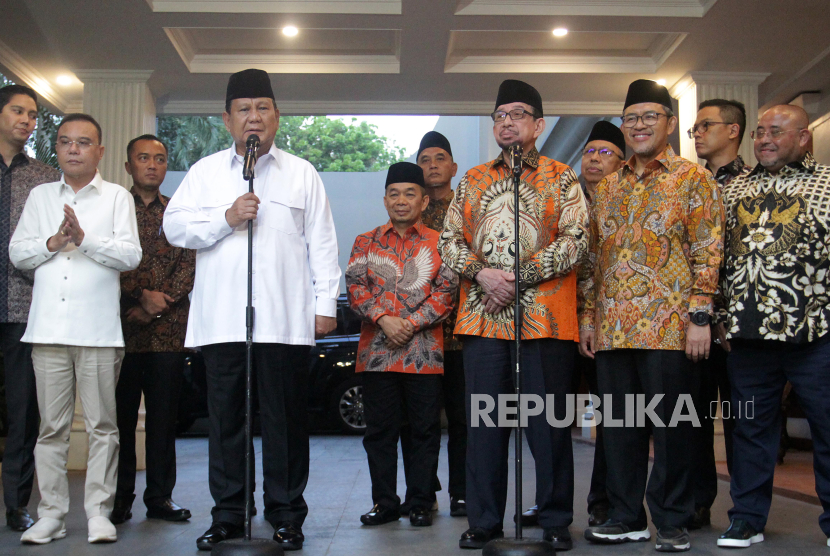 Prabowo Subianto (kdua kiri) bersama Ketua Majelis Syuro PKS Salim Segaf Aljufri (ketiga kanan) memberikan keterangan pers usai pertemuan di kediaman Prabowo, Jakarta, Jumat (11/10/2024).