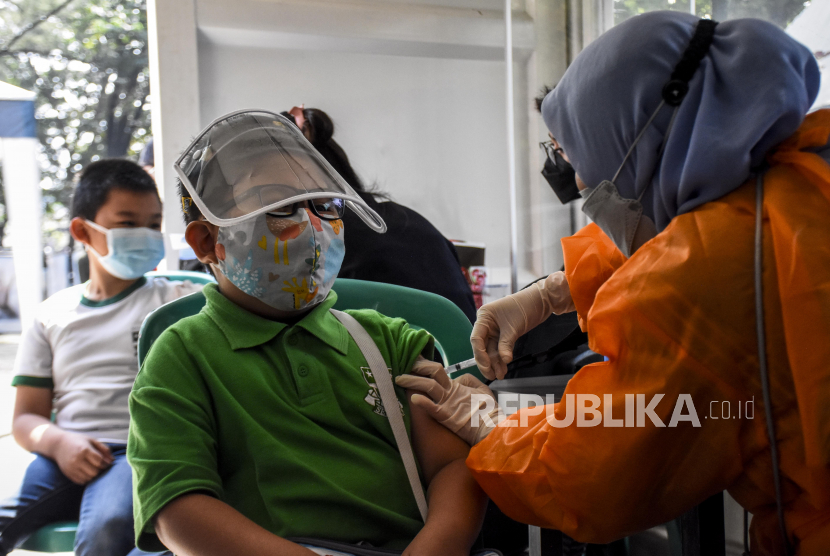 Vaksinator menyuntikkan vaksin Covid-19 ke anak di Taman Dewi Sartika, Jalan Wastukencana, Kota Bandung, Selasa (4/1). Pemerintah akan memulai vaksinasi Covid-19 dosis ketiga atau vaksinasi booster pada 12 Januari 2022 mendatang. Vaksinasi booster tersebut diberikan kepada 244 kabupaten/kota yang capaian vaksinasi telah memenuhi kriteria 70 persen dosis pertama dan 60 persen dosis kedua. Foto: Republika/Abdan Syakura