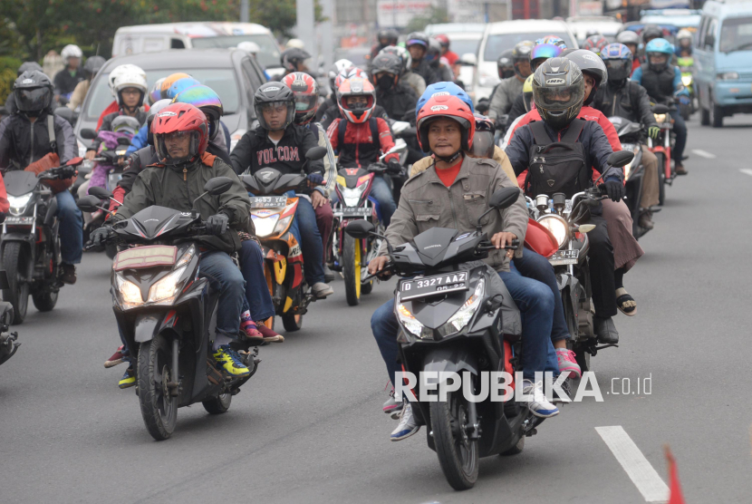 Arus mudik di Bundaran Kedaung, Cirebon, Jabar (ilustrasi). Para pemudik motor mulai memadati jalur Pantura Cirebon. 