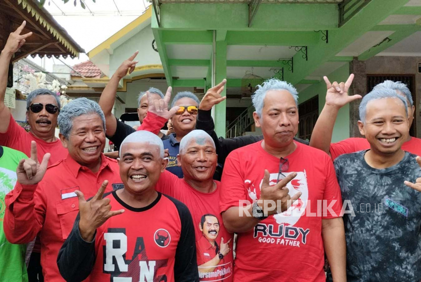 Kader PDIP kota solo gelar aksi cat rambut putih usai Ganjar resmi terpilih sebagai capres PDIP, Jumat ,(21/4/2023).