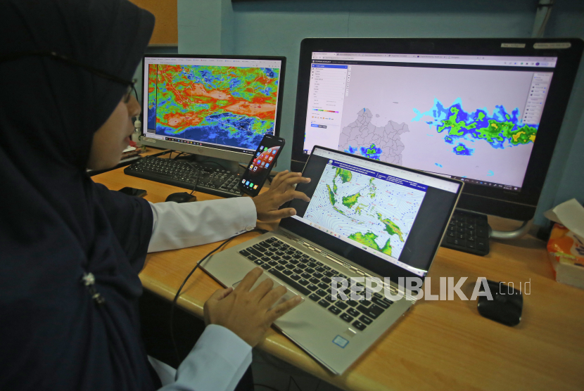 Petugas Badan Meteorologi Klimatologi dan Geofisika (BMKG) Balai Besar Meteorologi, Klimatologi dan Geofisika melakukan monitoring citra satelit cuaca (ilustrasi)