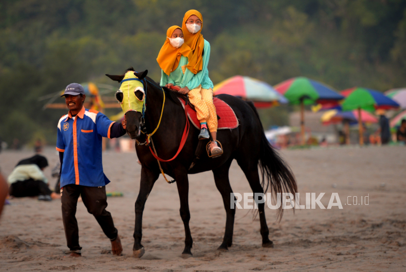 Wisatawan menyewa kuda wisata di Pantai Parangtritis, Bantul, Yogyakarta, Kamis (1/6/2023). 