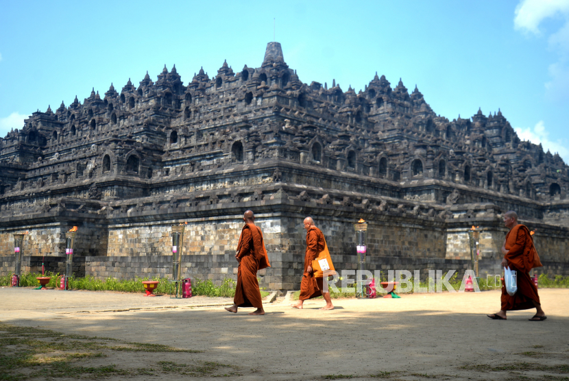 Bhiksu bersiap menjalani ritual pradaksina saat perayaan Waisak 2567 BE di Candi Borobudur, Magelang, Jawa Tengah, Ahad (4/6/2023). Pada Waisak 2023 ini ada yang spesial, yakni adanya 32 bhante atau bikus yang menjalani ritual Thudong atau jalan kaki dari Thailand ke Candi Borobudur. Tagline perayaan Waisak 2023 ini adalah Toleransi.