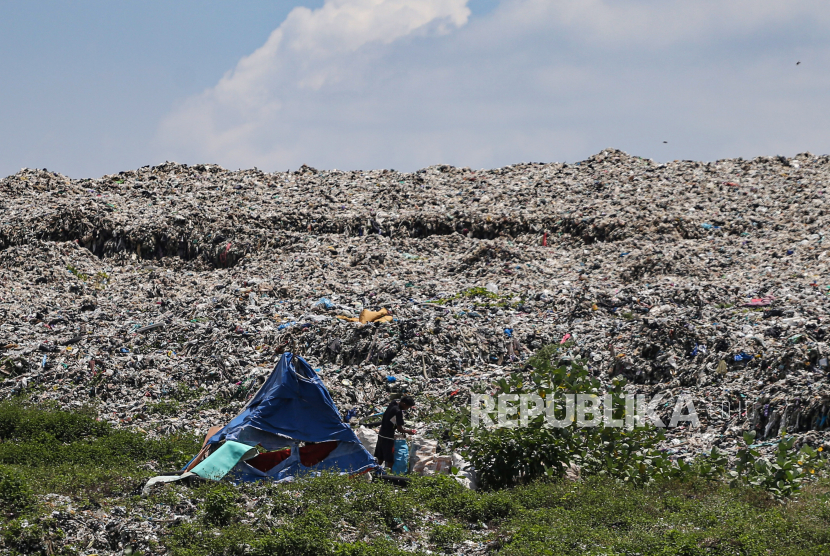 Seorang pemulung mencari barang di tumpukan sampah di TPA Cipayung, Depok, Jawa Barat.