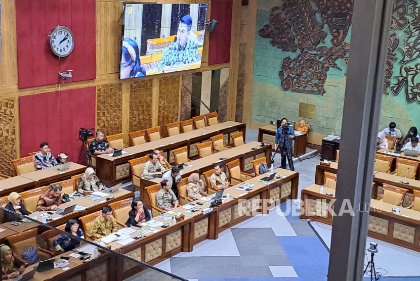 Menteri Pendidikan, Kebudayaan, Riset, dan Teknologi Nadiem Makarim saat hadir menjelaskan diantaranya polemik penghapusan Pramuka di ruang Komisi X DPR RI, Gedung Nusantara 1, Kompleks Senayan, Jakarta, Rabu (3/4/2024). 