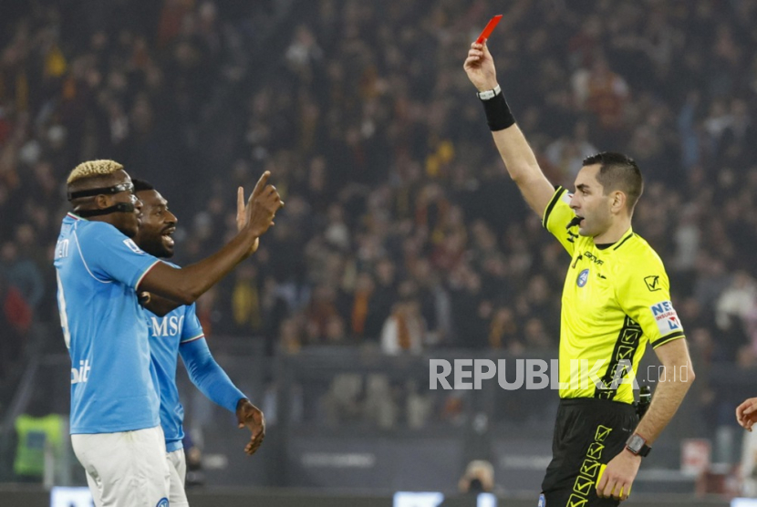 Referee Andrea Colombo (R) shows the red card to Napoli