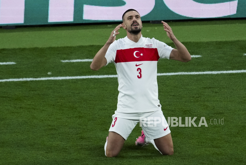 Pemain Turki Merih Demiral melakukan selebrasi usai berhasi mencetak gol ke gawang Austria saat bertanding pada babak enam belas besar EURO 2024 di Red Bull Arena, Leipzig, Jerman, Selasa (2/7/2024)