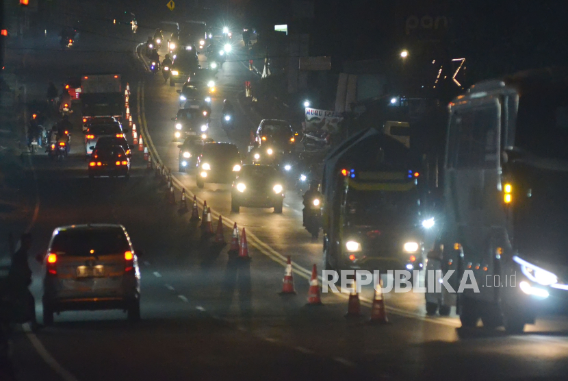 Kendaraan padati Jalan Raya Nagreg, Kabupaten Bandung, Jawa Barat (Jabar), Sabtu (6/4/2024) malam. Direktorat Lalu Lintas (Ditlantas) Polda Jabar memprediksi kepadatan lalu lintas arus mudik Lebaran akan terus meningkat hingga H-2.