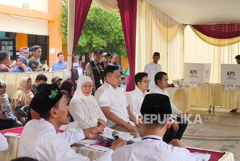 Dewan Pengarah Tim Kampanye Nasional (TKN) Prabowo-Gibran, Khofifah Indar Parawansa di TPS 31 di SDN Margorejo 6 RW 05, Kelurahan Jemur Wonosari, Kecamatan Wonocolo, Kota Surabaya,  Rabu (14/2/2024).