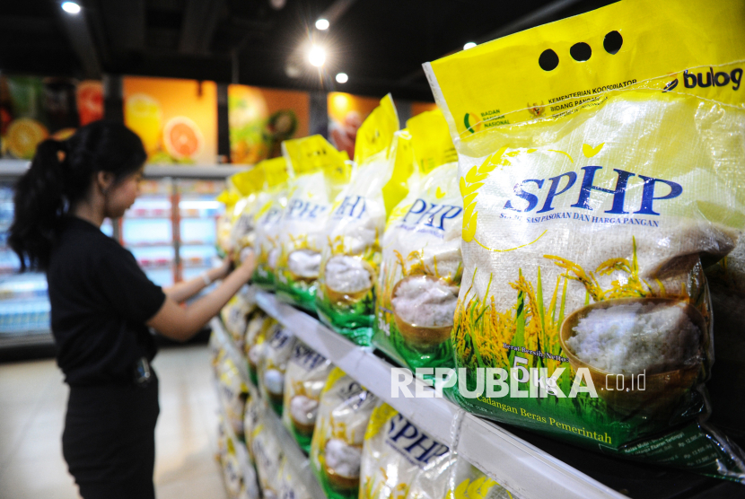 Petugas menata beras SPHP di salah satu ritel modern di Jakarta, Selasa (26/8/2025).