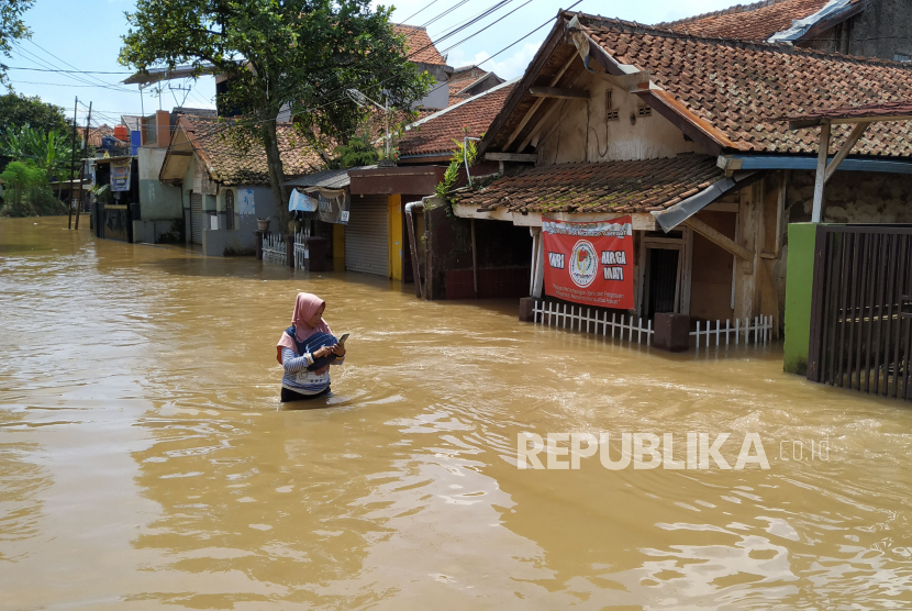 Sungai Citarum Meluap, Permukiman Penduduk Terendam Banjir | Republika ...