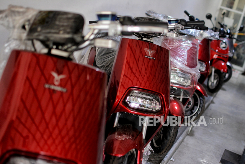 Deretan kendaraan listrik di salah satu dealer sepeda motor listrik di Jakarta, Jumat (26/11). 