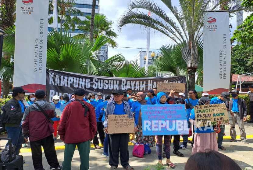 Puluhan warga Kampung Bayam lakukan aksi protes di depan Balai Kota DKI Jakarta, menuntut Pemprov DKI Jakarta menepati janjinya menempatkan warga terdampak pembangunan JIS di Kampung Susun Bayam, Senin (20/2/2023). 
