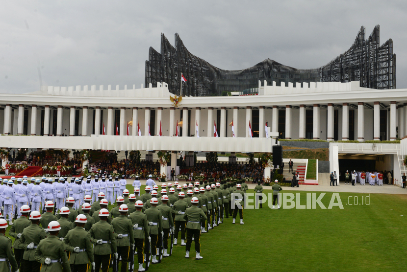 Suasana upacara Peringatan Detik-detik Proklamasi Kemerdekaan Republik Indonesia (RI) di lapangan upacara Istana Negara IKN, Kalimantan Timur, Sabtu (17/8/2024).