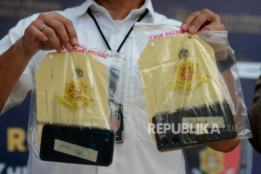 Petugas kepolisian menunjukan barang bukti  saat rilis kasus penipuan penjualan tiket konser coldplay di di Polda Metro Jaya, Jakarta, Senin (5/6/2023). 