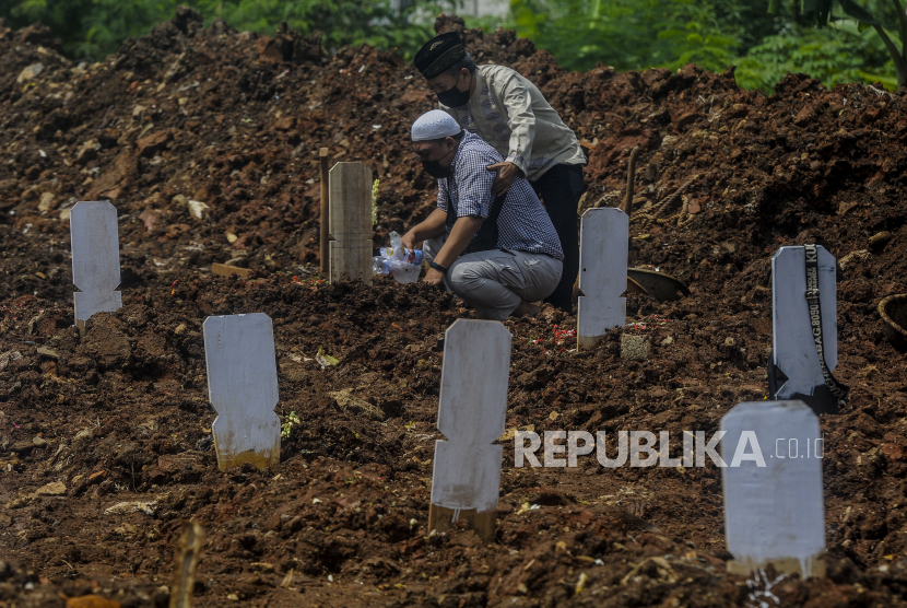 Pihak keluarga korban Covid-19 menangis usai pemakaman jenazah di TPU Srengseng Sawah Dua, Jagakarsa, Jakarta Selatan, beberapa waktu lalu.