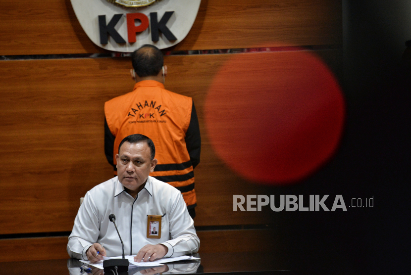 Ketua KPK Firli Bahuri (tengah) bersama Direktur Penindakan Asep Guntur (kiri) dan Jubir KPK Ali Fikri (kanan) saat konferensi pers pengumuman penahanan tersangka Hakim Yustisial Edy Wibowo di Gedung Merah Putih KPK, Jakarta, Senin (19/12/2022). 