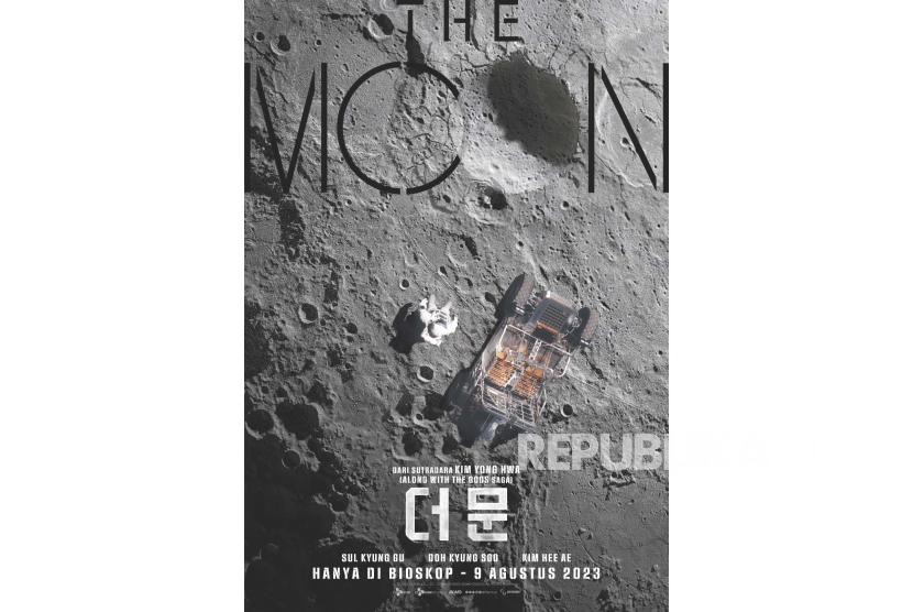 Poster film Korea The Moon yang dibintangi Doh Kyung-soo (D.O. EXO), Sul Kyung-gu, Kim Hee-ae, Park Byung-eun, Cho Han-cheul, dan Choi Byung-mo. 
