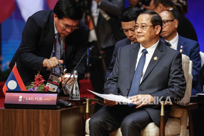 Perdana Menteri Laos Sonexay Siphandone (kanan) menghadiri sesi retret KTT Perhimpunan Bangsa-Bangsa Asia Tenggara (ASEAN) ke-43 di Jakarta, Indonesia, 05 September 2023.